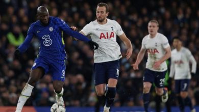 Striker Chelsea Romelu Lukaku (kiri) melindungi bola dari striker Tottenham Hotspur Harry Kane dalam first leg semifinal Piala Liga di Stamford Bridge.