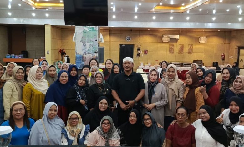Legislator Kutim Arfan gandeng Dispar lakukan pelatian Fruit Carving (dok: deltamahakam)