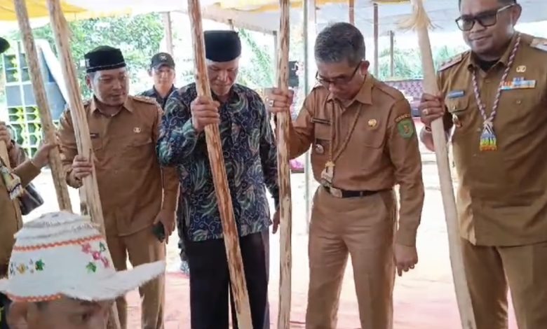 Bupati Ardiansyah Sulaiman saat menghadiri gelaran pesta Panen di Desa Persiapan Tepian Budaya (dok: deltamahakam)