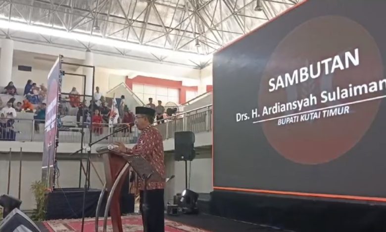 Bupati Kutim Ardiansyah Sulaiman saat menyampaikan sambutan dalam acara halalbihalal (dok: deltamahakam.co.id)