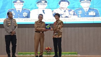 Bupati Kutim Ardiansyah Sulaiman saat diberi anugerah Kak Seto Award (dok: deltamahakam)