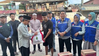 Bupati Ardiansyah Sulaiman bersama Dinsos dan Baznas menyerahkan bantuan sembako dan uang kepada korban kebakaran (dok: deltamahakam)