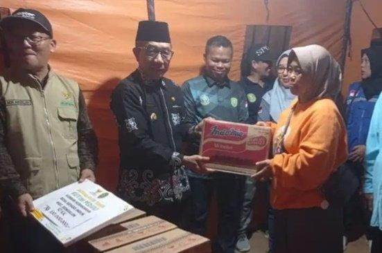 Bupati Ardiansyah Sulaiman didampingi Plt Camat Bengalon Ahmad Rasyidi menyalurkan secara simbolis bantuan dari Pemkab dan BAZNAS bagi warga korban kebakaran Desa Sepaso