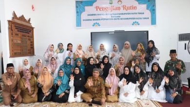 Pengurus dan anggota Dharma Wanita Persatuan (DWP) Kutai Timur (Kutim) gelar pengajian rutin di aula Kantor Dinas Pengendalian Penduduk dan Keluarga Berencana (DPPKB) Kutim
