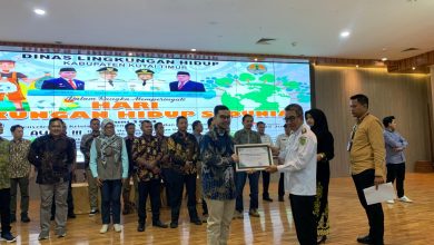 Bupati Kutim Ardiansyah Sulaiman memberikan penghargaan