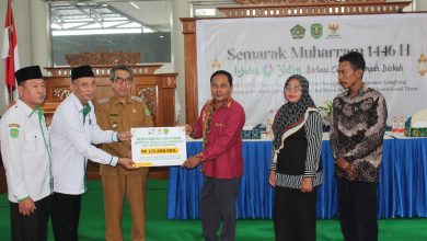 Bupati Kutim Hadiri Gelaran Semarak Muharram 1446 Hijriah, Bersama Baznas Beri Santunan
