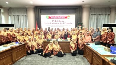 Pelatihan merias wajah (make up) digelar Dharma Wanita Persatuan (DWP) Kabupaten Kutai Timur (Kutim).