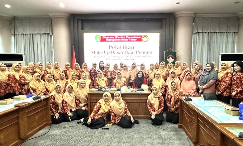 Pelatihan merias wajah (make up) digelar Dharma Wanita Persatuan (DWP) Kabupaten Kutai Timur (Kutim).