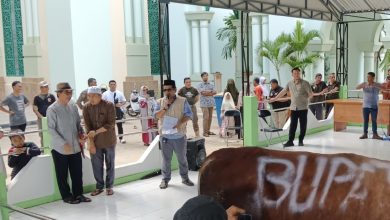 Bupati Kutim Lakukan Penyembelihan Hewan Qurban di Halaman Masjid Al-Faruq